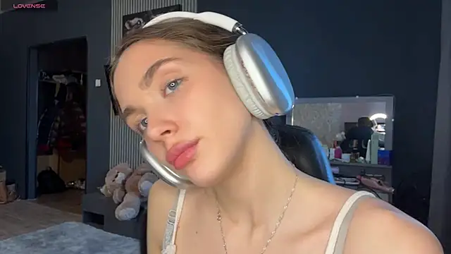 Veluxe online show from April 1, 3:09 pm