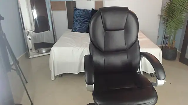 caroline blair1 online show from April 29, 5:30 pm