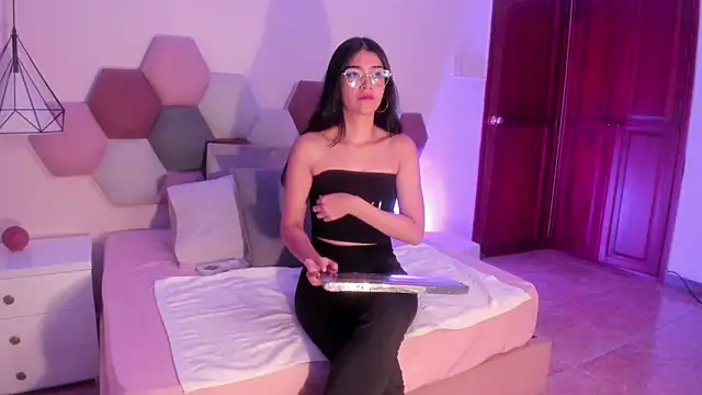AnnieBlluee online show from June 8, 1:01 pm