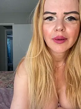 HotMilfNicole online show from June 13, 9:12 pm