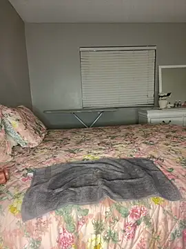 HotMilfNicole online show from June 17, 5:53 am