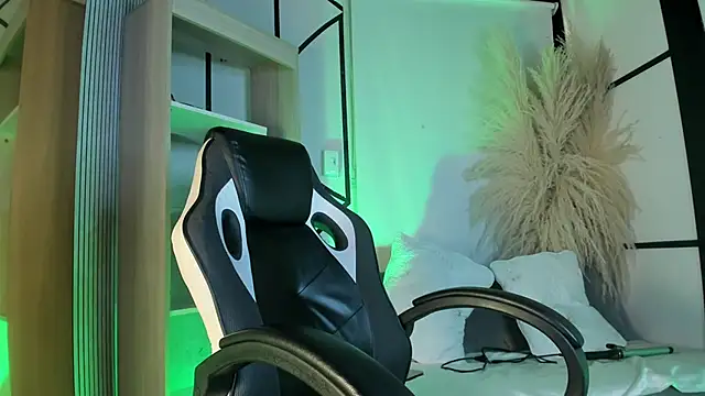 LizzyBrooks  online show from March 27, 7:32 am