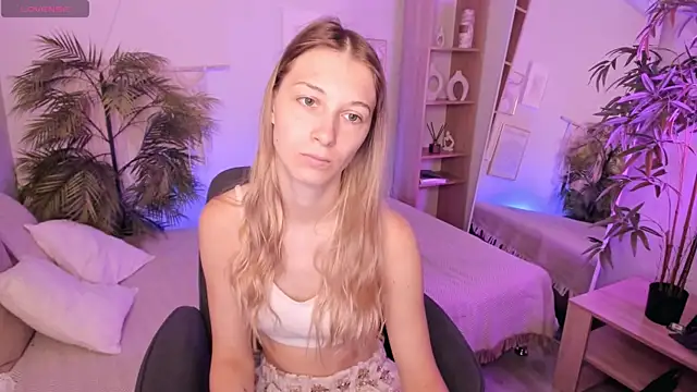 LauraPurr online show from June 13, 8:12 am