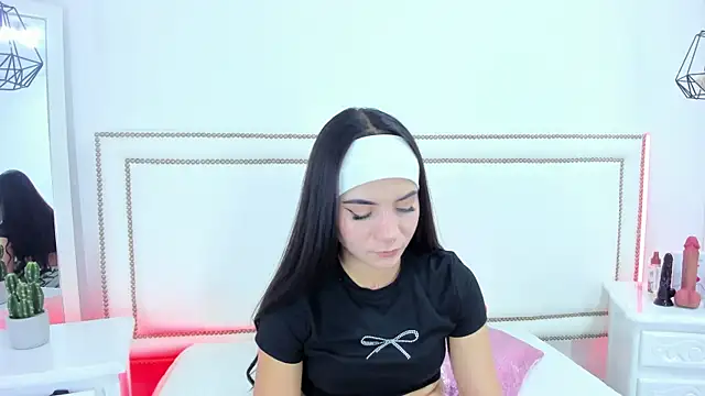 emma-sandoval online show from April 21, 7:10 pm