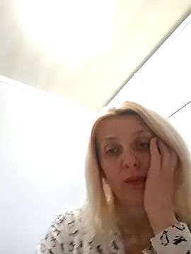 MiaLove183 online show from May 14, 2:01 pm