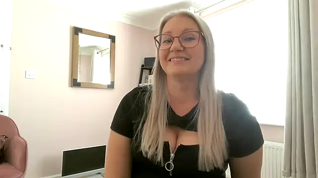 EmberSinn online show from June 9, 11:42 am
