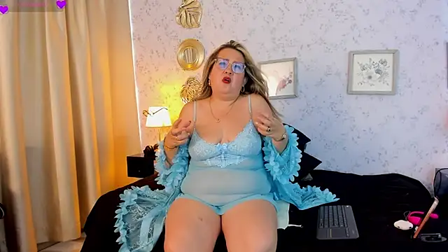 Martinacurvy  online show from March 28, 3:55 pm