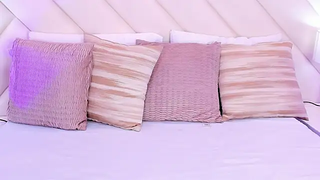 MoollyLove online show from March 28, 2:05 pm