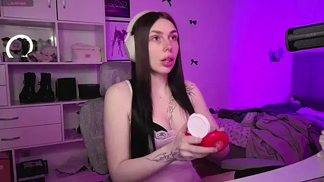 JustEvalove online show from April 2, 4:48 pm