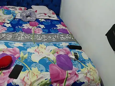 kiaraluna  online show from May 7, 12:15 am