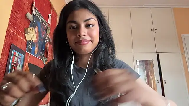 JenniRoutt online show from April 4, 2:16 pm