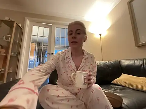 Laylaskyexx online show from May 19, 5:14 am