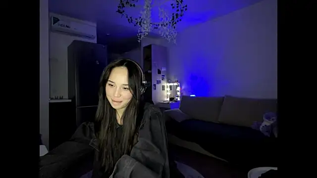 Elizabetswan online show from April 16, 8:30 pm