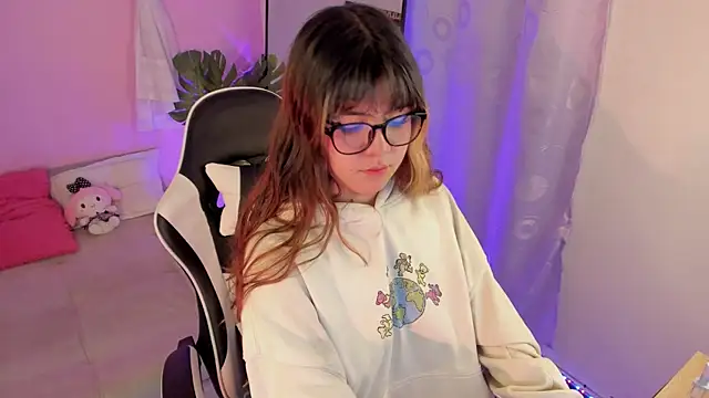 honey m00n online show from April 28, 6:45 pm