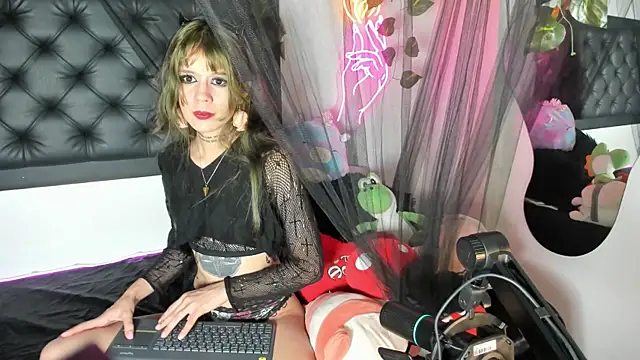 Lucy Jade online show from May 14, 11:43 pm