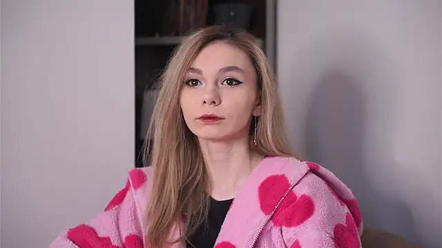 WhitneyBustle online show from April 17, 6:48 am