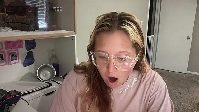 MUSCLEMOMMY1365 online show from April 28, 4:00 pm