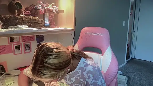 MUSCLEMOMMY1365 online show from April 29, 4:09 pm