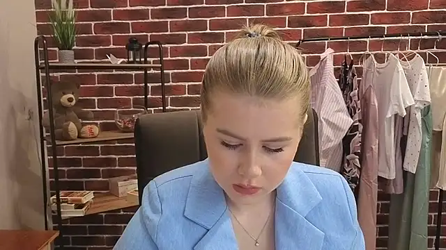 TracyyRoss online show from April 28, 1:04 pm