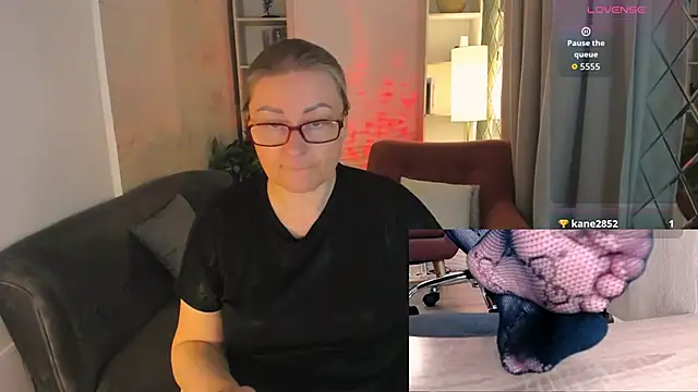 Alexandra Kind online show from June 7, 8:59 pm