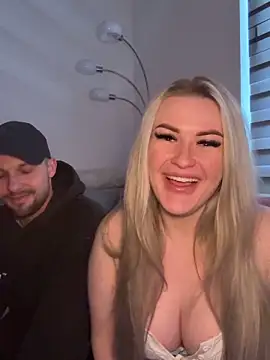 SexyCouple1910 online show from April 18, 5:10 am