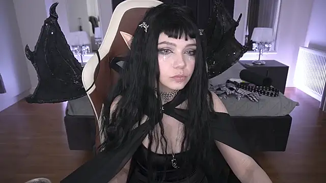OutfitObsession online show from May 8, 1:14 pm