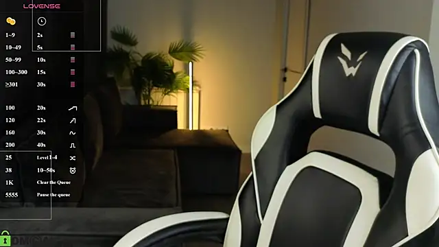 Leslie Scott online show from July 14, 1:06 am
