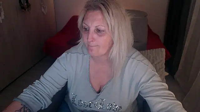 Divineblond online show from April 1, 9:34 pm