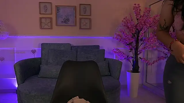VioletJoness  online show from June 5, 11:38 am