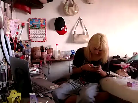 bunnyfoxxd online show from July 6, 1:05 pm