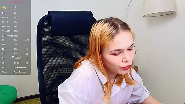 MoonF0xy online show from May 4, 9:46 am