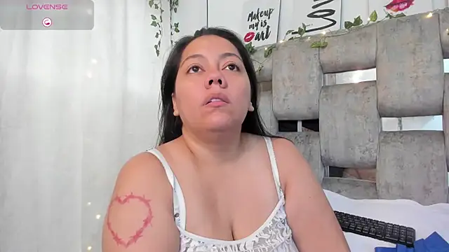 EmmyBellamy online show from June 11, 1:30 pm