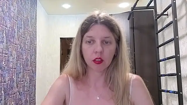 EsmaPons online show from August 8, 9:23 pm