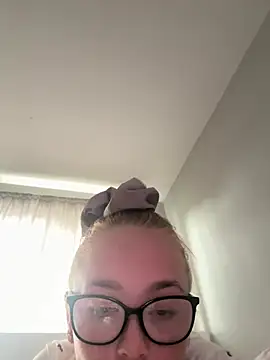 miaflowerxx online show from May 19, 11:17 am
