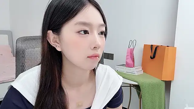 Yoyo33355 online show from June 15, 3:51 am