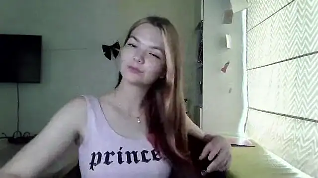 AvrilGillig online show from July 9, 1:24 pm