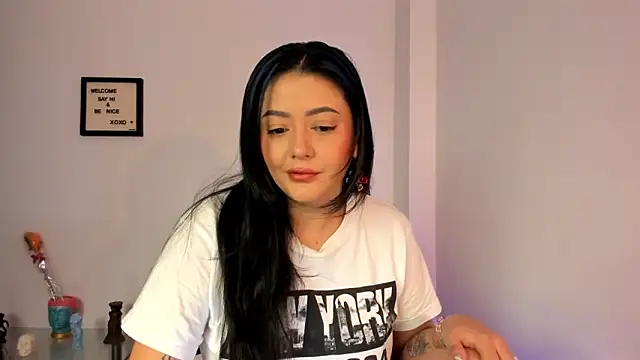 LauraToro  online show from December 20, 5:50 pm