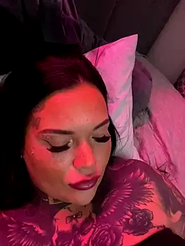 Snapshot of _MelinaCurves_ chatting on October 19, 2:02 am MelinaCurves online show from October 19, 2:02 am