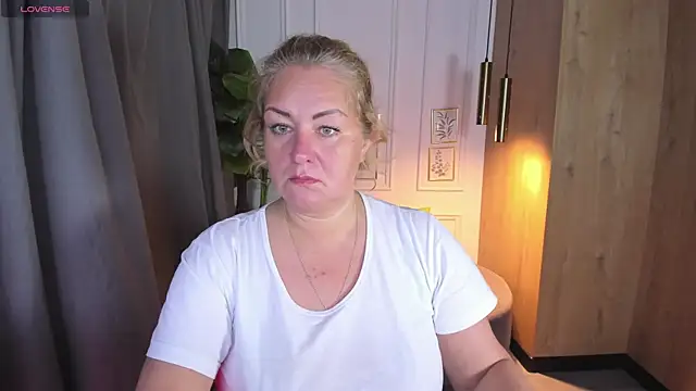 Snapshot of JenniferLight chatting on October 12, 3:03 pm JenniferLight online show from October 12, 3:03 pm