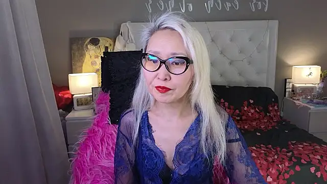 RoxalanaStar online show from March 10, 10:25 pm