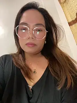 BURBERRY69 online show from April 8, 12:18 pm