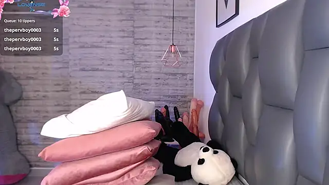 TinnaCobb online show from November 8, 4:23 pm