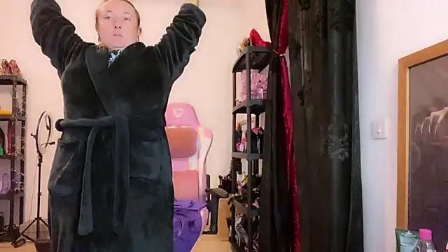 kisicaxx online show from December 4, 5:35 pm