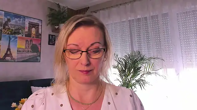 vanessa chat online show from April 8, 1:35 pm