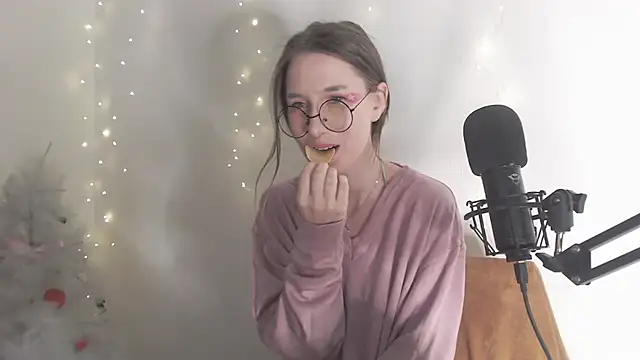  Hanna Moon  online show from January 16, 11:50 am