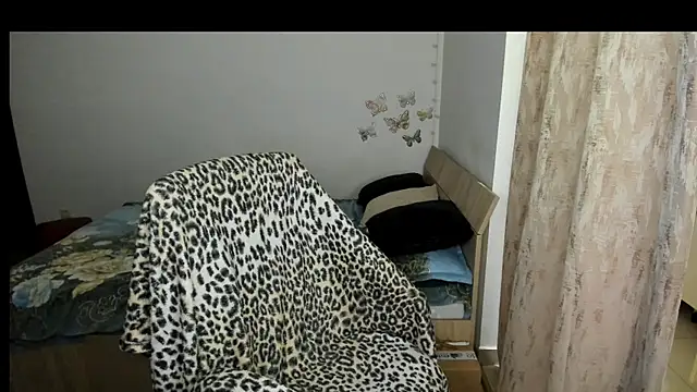 KrissLoona online show from December 1, 4:20 pm