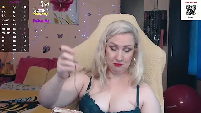 Snapshot of MissLexyGold chatting on September 25, 1:43 pm MissLexyGold online show from September 25, 1:43 pm