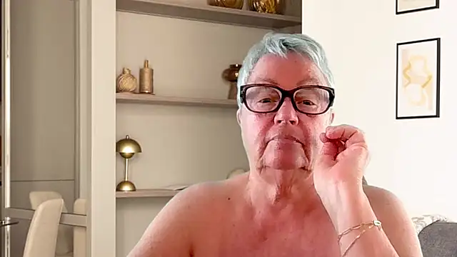 GrannyChrissy68 online show from April 17, 10:01 pm