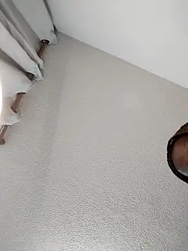 doucebrune online show from April 4, 10:30 pm