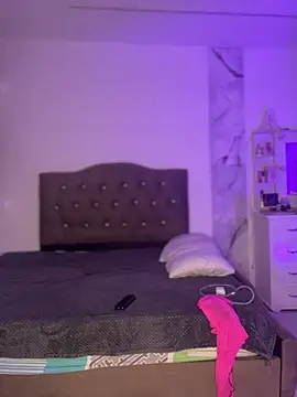 alysson 18 online show from April 1, 2:36 pm